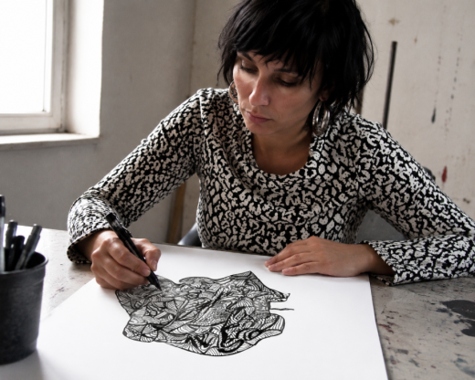 Portrait de l'artiste peintre Mairsi - peinture intuitive contemporaine